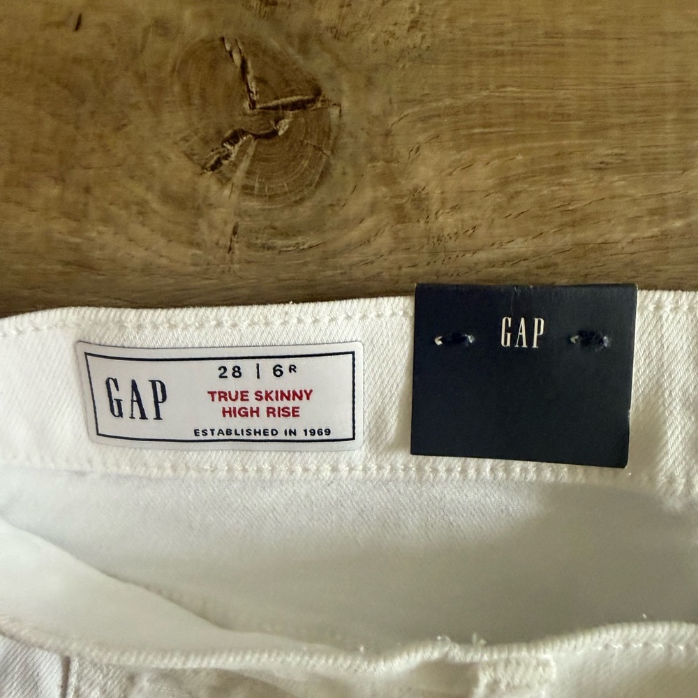 Gap True Skinny High Rise White Jeans NWT - Picture 2 of 3